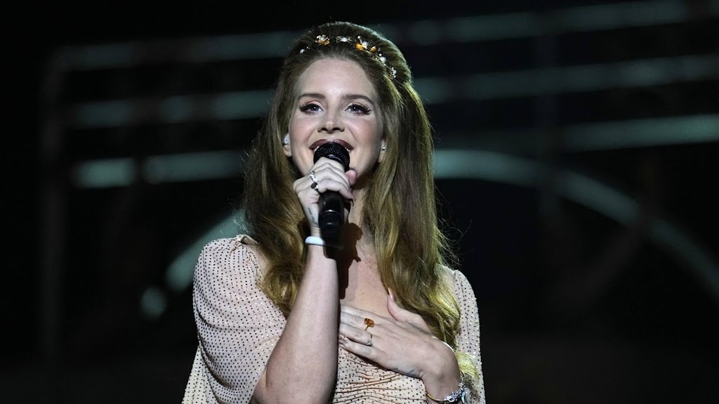 Lana Del Rey boos om stiekeme foto's van trouwdag: 'Stop met ons volgen'