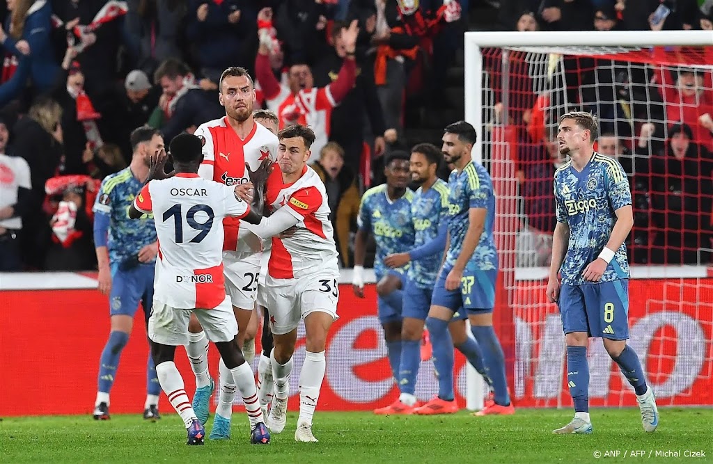 Ajax kan voorsprong niet vasthouden bij Slavia Praag: 1-1