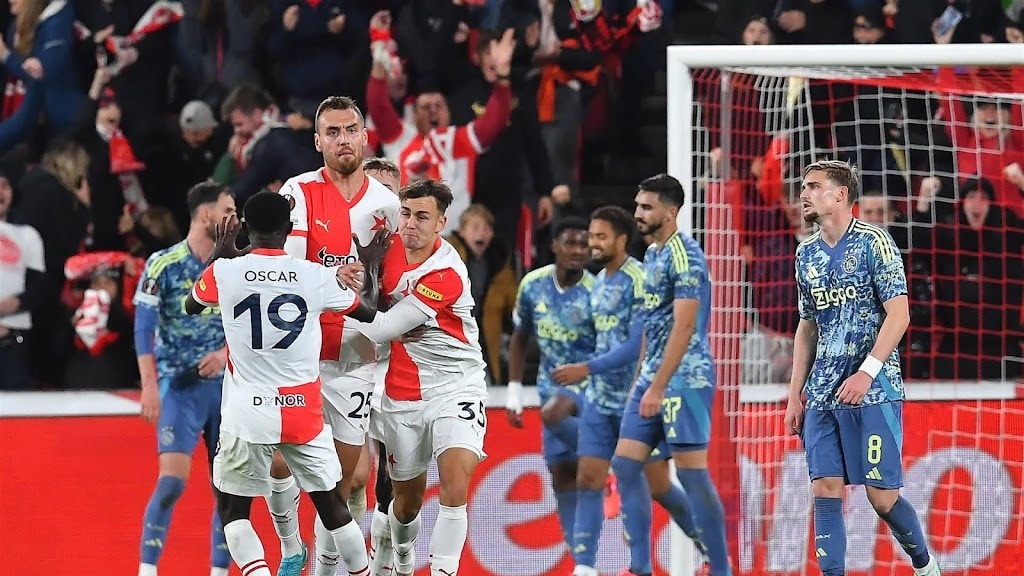 Ajax kan voorsprong niet vasthouden bij Slavia Praag: 1-1