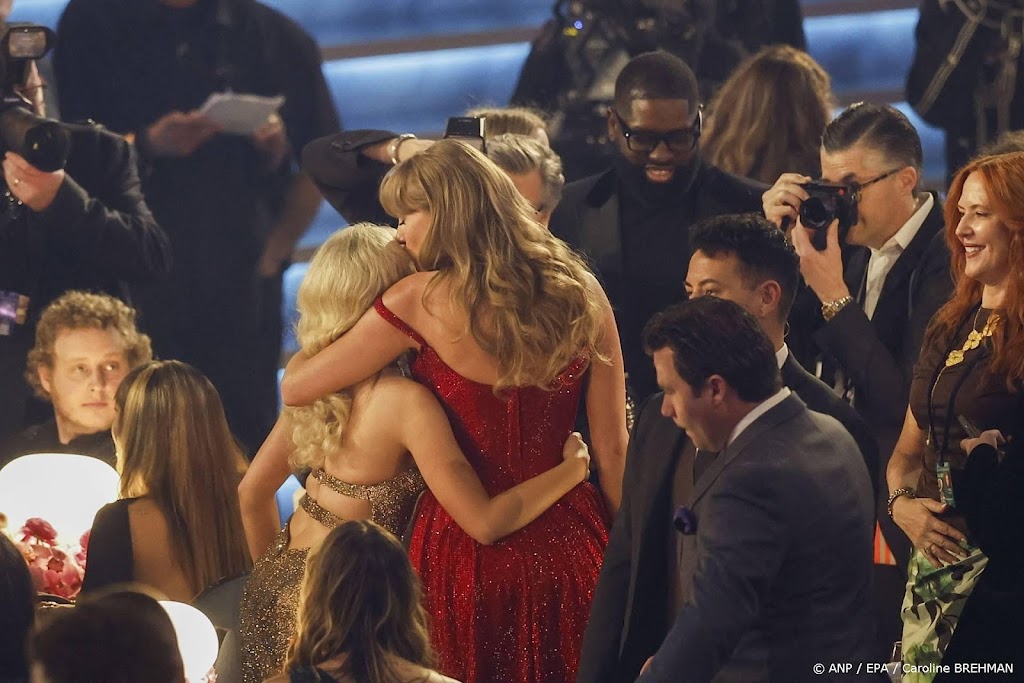 Sabrina Carpenter deelt liefde voor Taylor Swift na albumrelease