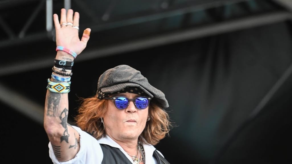 Johnny Depp showt kleding tijdens modeshow Rihanna