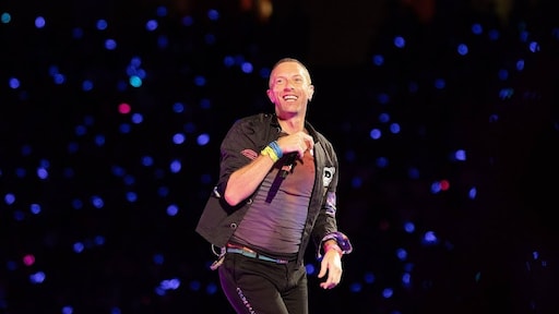 Coldplay-zanger Chris Martin valt door luik in podium: 'Holy shit'