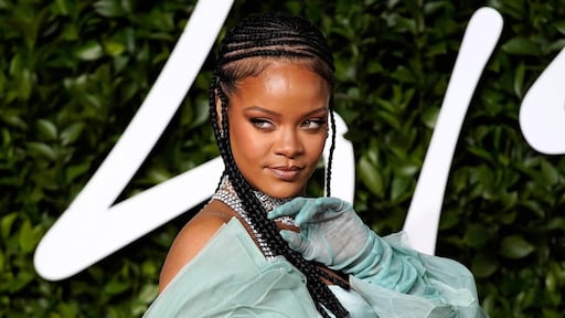 Rihanna ontvangt modeprijs uit handen Janet Jackson