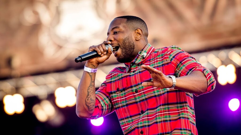 Rapper Winne spreekt tijdens eerbetoon Feis