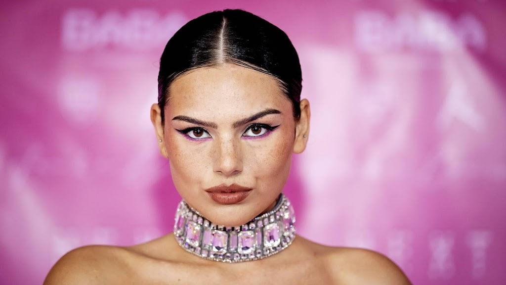 Zoveel verdient Famke Louise met haar pikante content op FanCentro