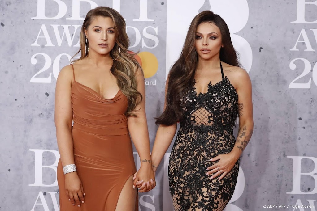 Pevka Jesy Nelson razkrila, da njena novorojena dvojčica trpita za redko mišično boleznijo