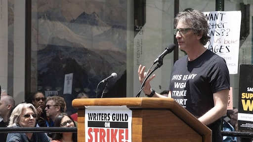 Babysitter klaagt schrijver Neil Gaiman aan om verkrachting