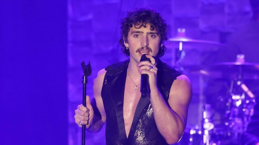 Benson Boone zegt sorry voor grijpen van kruis bij Grammy Awards