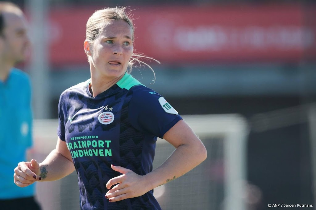 Oud-Oranjespeelster Van Lunteren verlengt voetbalcarrière weer