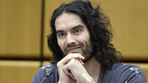 Russell Brand aangeklaagd voor verkrachting en aanranding