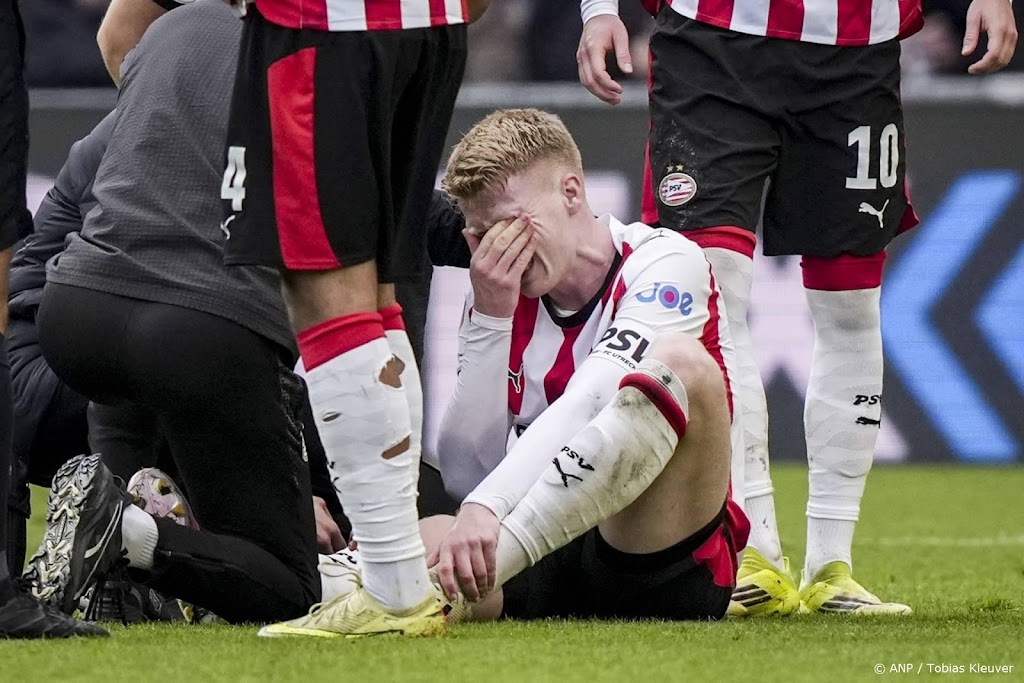 Aanvoerder Schouten met veel pijn gewisseld bij PSV