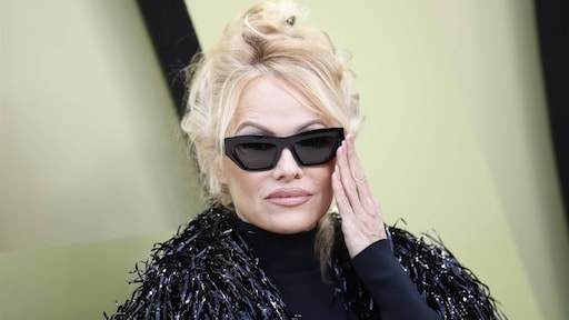 Pamela Anderson lanceert eigen zwemkleding, verkoopt iconische badpak voor 235 euro