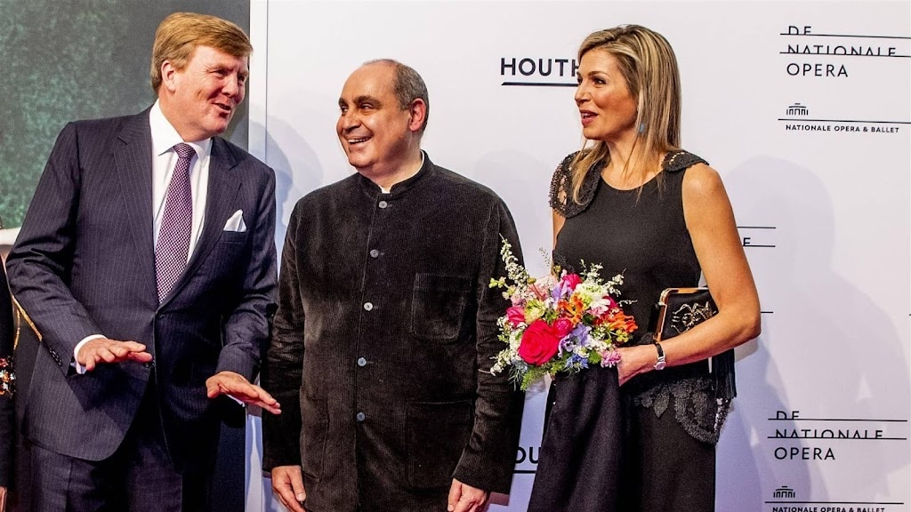 Koning Willem-Alexander en koningin Máxima eren overleden Pierre Audi: 'Meester van het muziektheater'