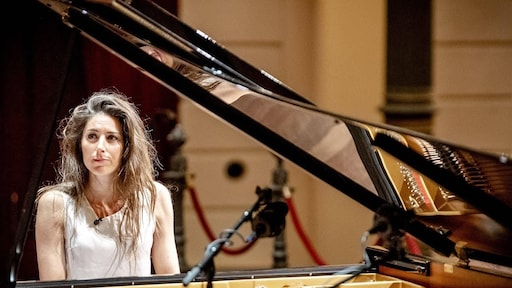 Iris Hond stond op de Dam in Amsterdam stil bij slachtoffers van toen en nu