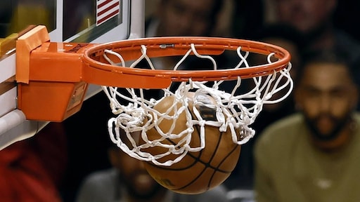 Basketballers Detroit en Cleveland door in play-offs NBA