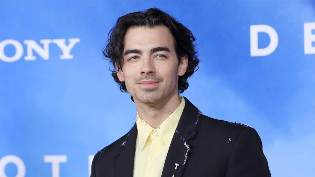 'Joe Jonas ondanks scheidingsgeruchten weer gezien met trouwring'