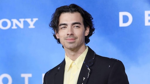 'Joe Jonas ondanks scheidingsgeruchten weer gezien met trouwring'