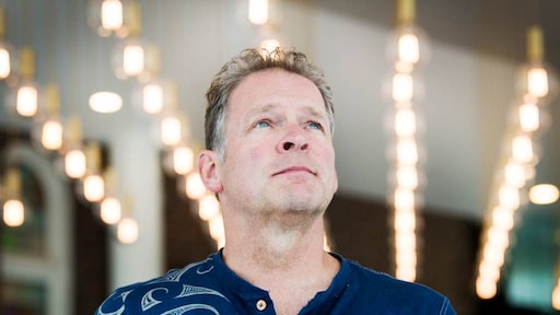 Erik van Muiswinkel kruipt in de rol van Sinterklaas