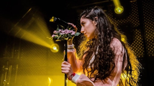 Zangeres Naaz is in het huwelijksbootje gestapt