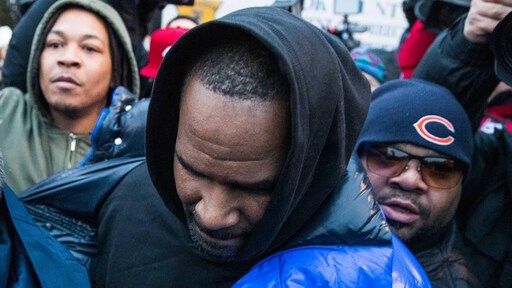 Honderd elektronische apparaten R. Kelly in beslag genomen