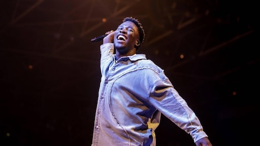 Regisseur ESF-act wilde Claude tijdens optreden in regen laten dansen