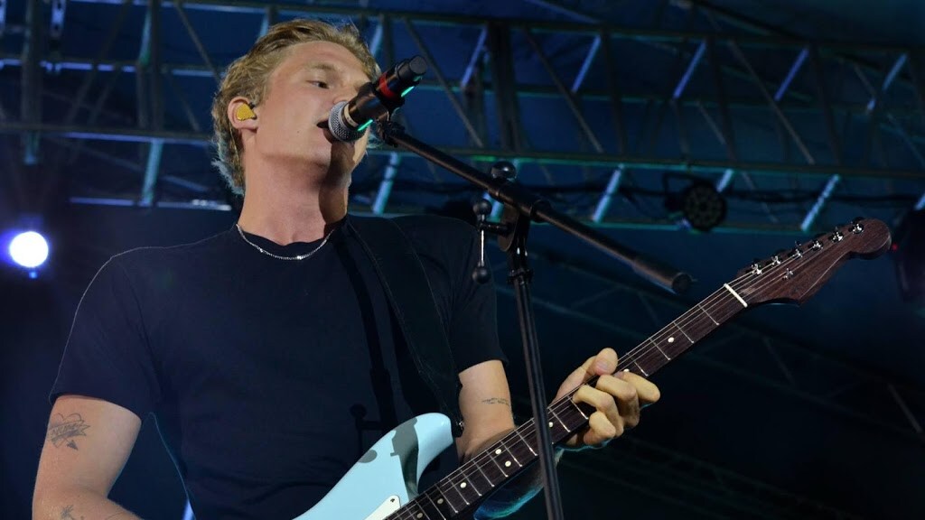 Miley Cyrus en Cody Simpson bezorgen taco's bij ziekenhuis