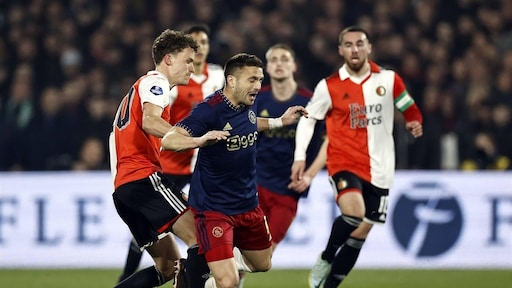 Ajax knokt zich naar bekerfinale in tijdelijk gestaakt duel