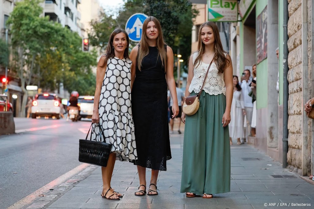 Koningin Letizia bezoekt concert van Rosalía met dochters