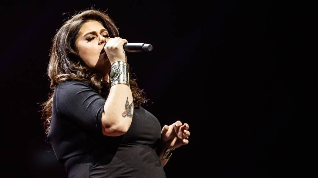 Hoogzwangere Roxeanne Hazes met verlof