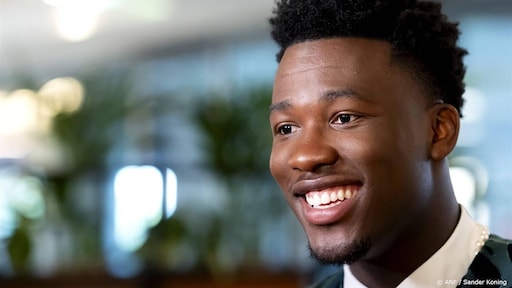 Claude deelt akoestische versie van C'est La Vie