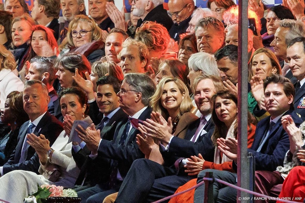 Koningspaar zingt enthousiast mee met Somebody to Love