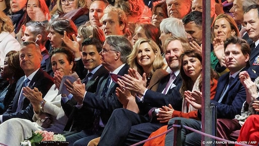 Koningspaar zingt enthousiast mee met Somebody to Love
