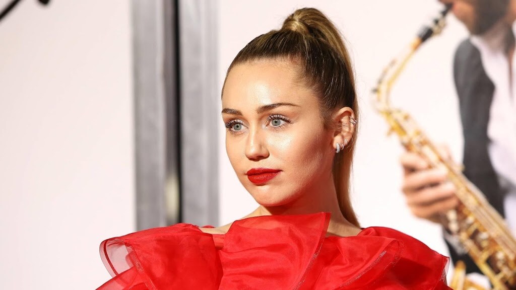 Miley Cyrus haalt uit na ongewenste zoen van fan