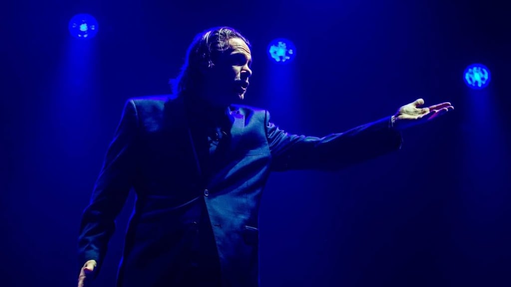 Hans Teeuwen maakt coronaconference