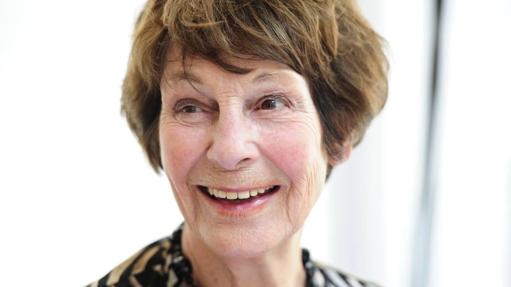 Mies Bouwman in Dikke Van Dale met 'licht uit, spot aan!'