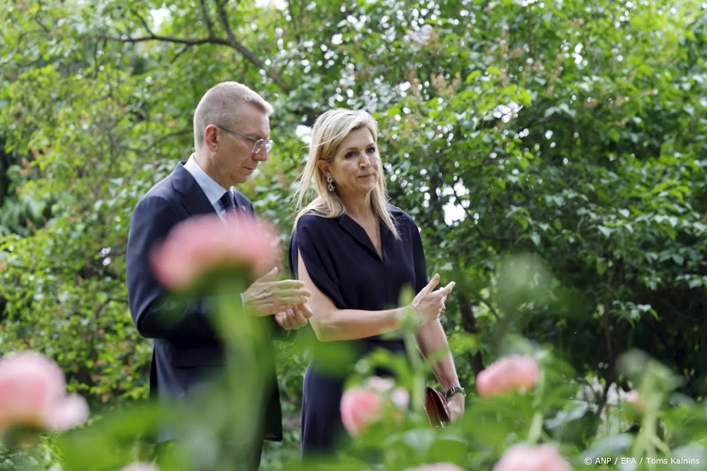 Máxima wandelt door tuin met Letse president in Riga