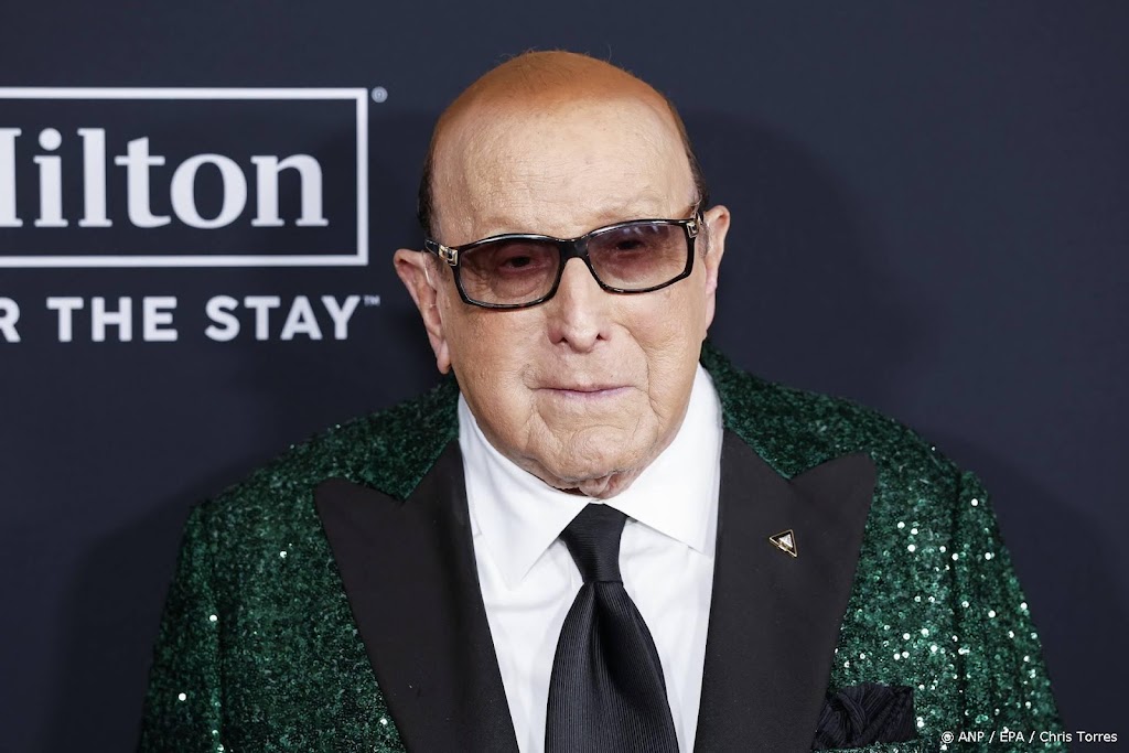 Muziekproducent Clive Davis (94) ontslagen uit ziekenhuis