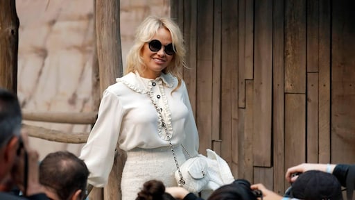 'Pamela Anderson datet met eigen personeel'
