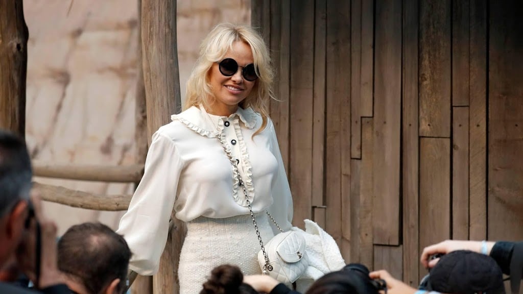 'Pamela Anderson datet met eigen personeel'