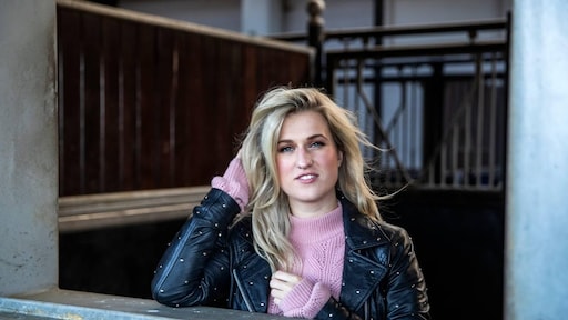 Britt Dekker en Marga Bult vallen Akwasi publiekelijk af