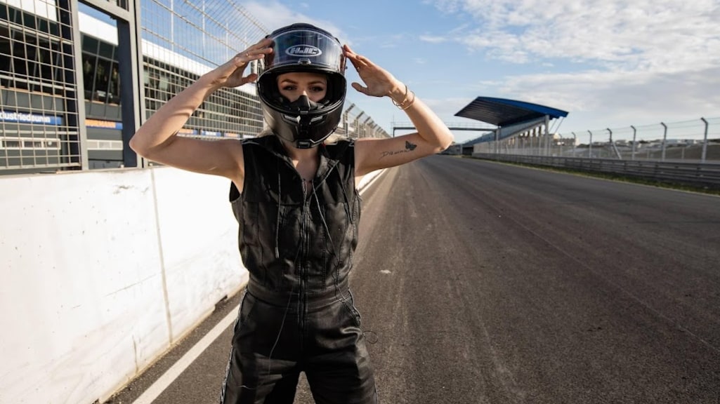 Davina Michelle opent Grand Prix met volkslied