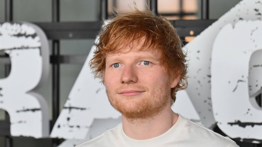 Ed Sheeran krijgt serenade van plaatselijk voetbalteam