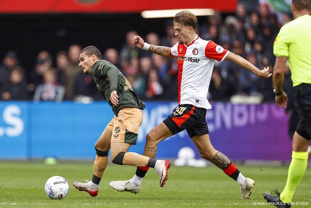 Feyenoord wint in slotfase van Utrecht en blijft alleen aan kop