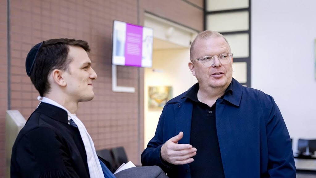 Advocaat Jan Roos opgelucht met vrijspraak van opruiing