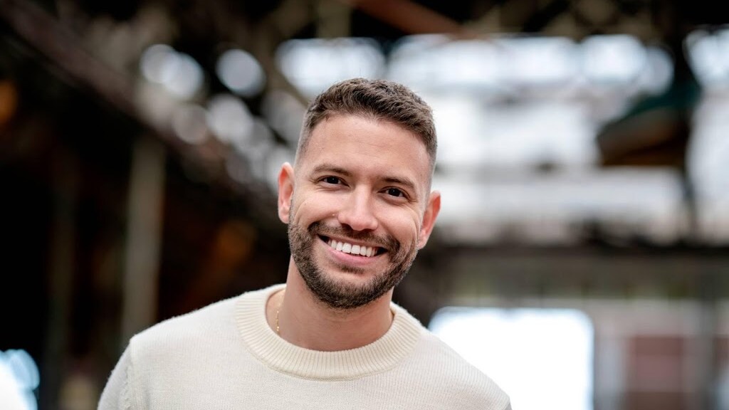 Rolf Sanchez gaat langs deuren met muzikale boodschap