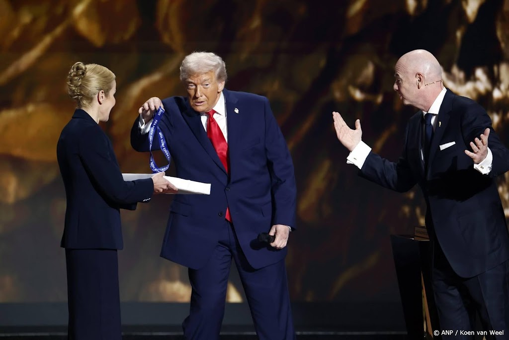 Wereldvoetbalbond geeft Amerikaanse president Trump vredesprijs