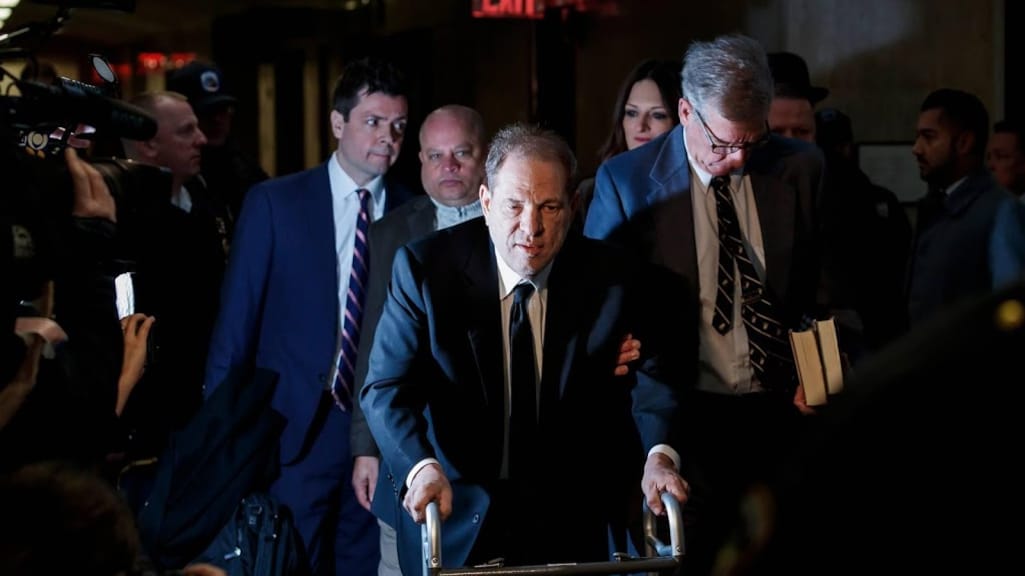 Harvey Weinstein opnieuw met rollator naar de rechtbank