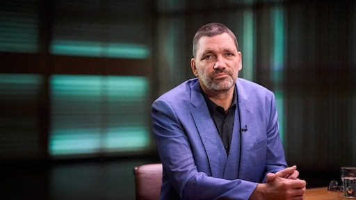 Theo Maassen stopt na ophef over privéleven met presentatie Zomergasten