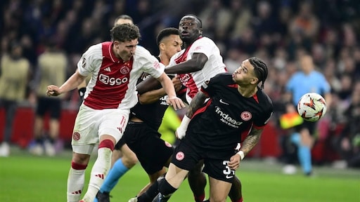 Ajax verspeelt voorsprong en verliest thuis van Eintracht Frankfurt