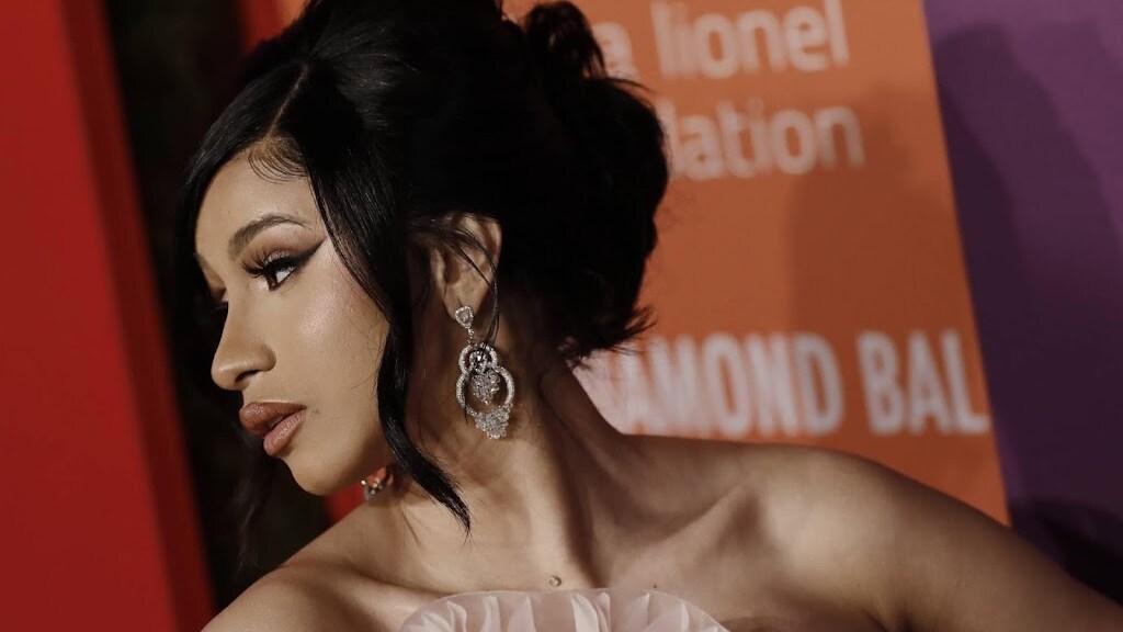 Roddelvlogger moet oude video's over Cardi B verwijderen